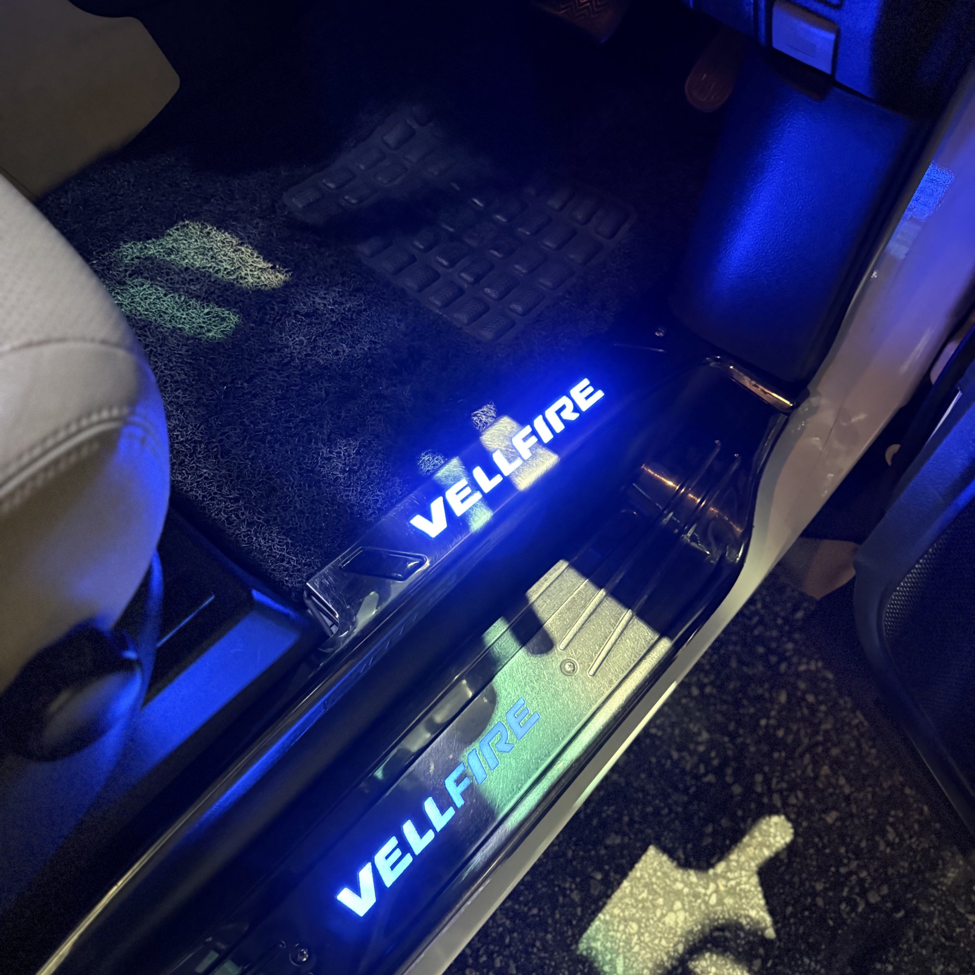 Toyota Vellfire 2.4 Z 7-Seater (A) (Category: Used Cars) located in Singapore. Submitted by EBMSDECANTS (Listing ID 1418894005, Image 6). Description: Available for viewing kindly PM ! .