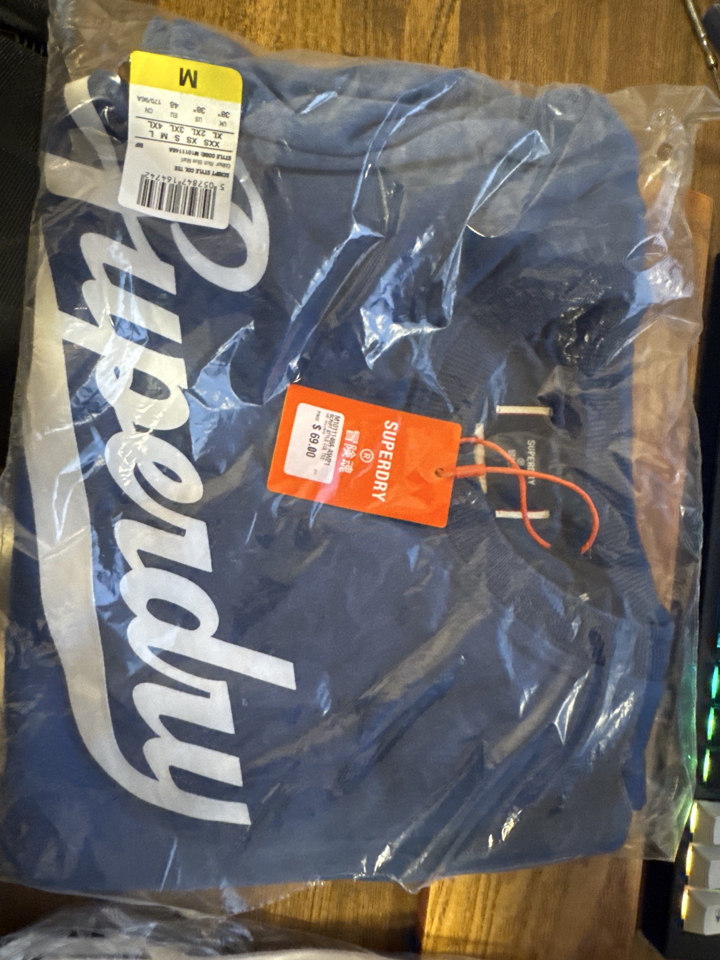 Superdry Crew Neck tee - Brand New (Category: Tshirts & Polo Shirts) located in Singapore. Submitted by vinified (Listing ID 1421572916, Image 2). Description: - Brand new Superdry crew neck sweatshirt - Features Superdry logo - Sports-themed patch - Still in original packaging with tags - Ideal for casual wear.