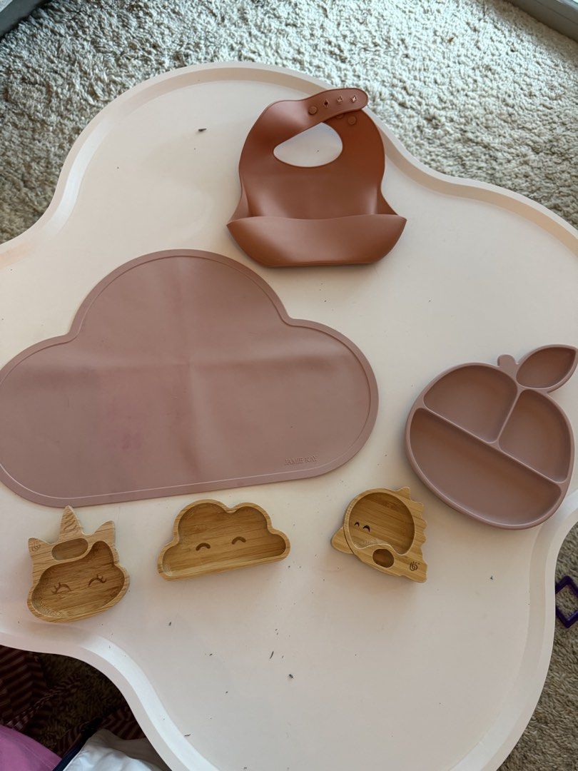 Jamie Kay & Other Brands Baby Feeding Set - Cloud Mat, Plates, Bib (Category: Weaning & Toddler Feeding) located in Singapore. Submitted by bossbabeee (Listing ID 1422407734, Image 1). Description: .