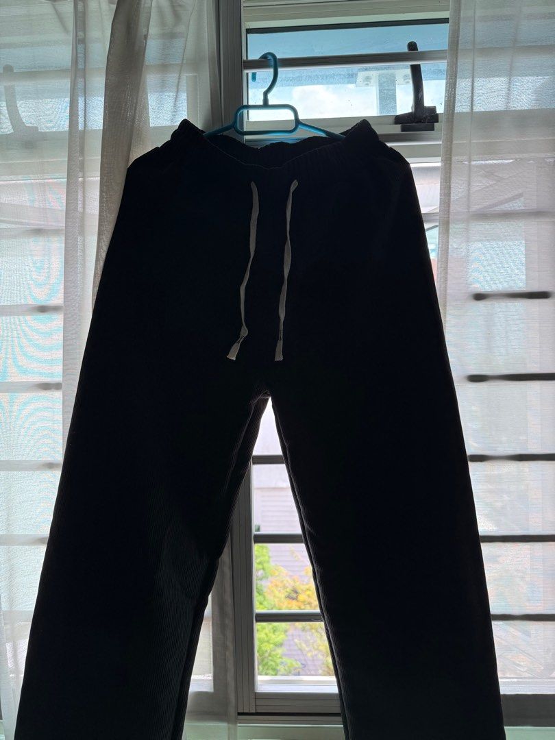 Black Sweatpants (Category: Jeans & Leggings) located in Singapore. Submitted by iwbetaitai (Listing ID 1425310537, Image 1). Description: .