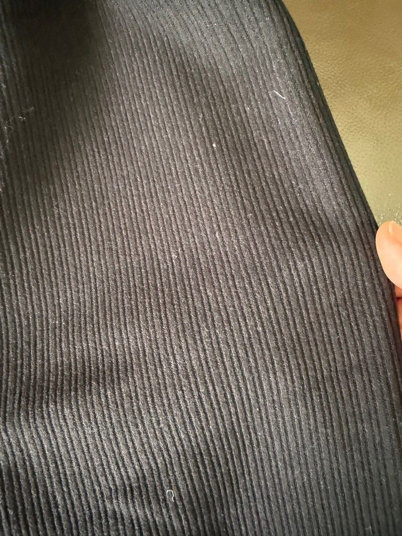 Black Sweatpants (Category: Jeans & Leggings) located in Singapore. Submitted by iwbetaitai (Listing ID 1425310537, Image 2). Description: .