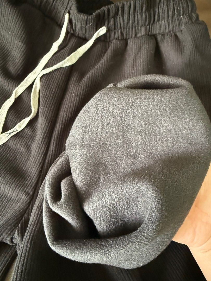 Black Sweatpants (Category: Jeans & Leggings) located in Singapore. Submitted by iwbetaitai (Listing ID 1425310537, Image 3). Description: .