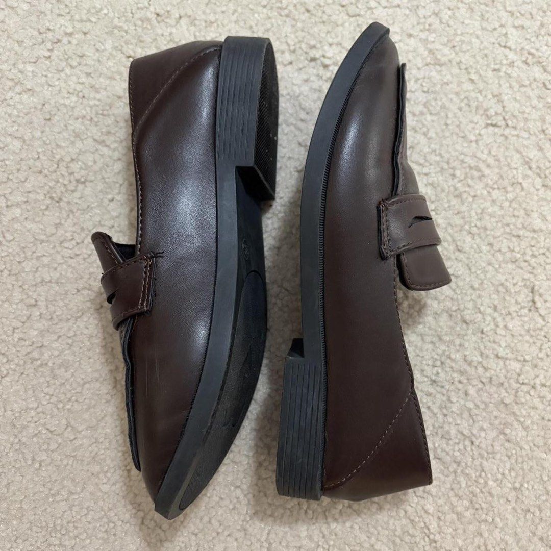 Classic Japanese School Brown Loafers (Cosplay Photoshoots/lolita/jirai kei) - Size EU 40 (Category: Loafers) located in Singapore. Submitted by spoingus (Listing ID 1431490802, Image 2). Description: - Brown loafers - Classic design - Great for styling outfits - Perfect for cosplay photoshoots, japanese fashion, short anime conventions walk - Includes styrofoam inserts inside the shoes to prevent them from flattening (feel free to ask for measur