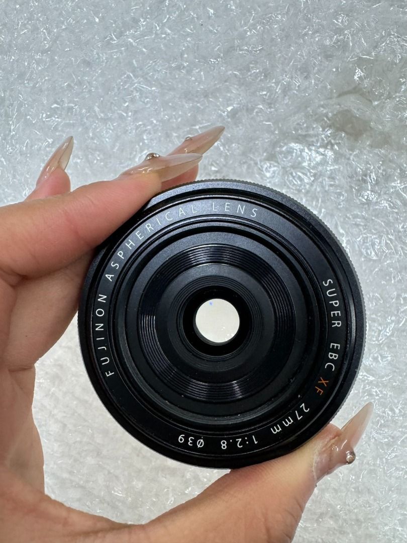 Fuji xf 27mm f2.8 (Category: Lens & Kits) located in Singapore. Submitted by oncelovedlenses (Listing ID 1373196991, Image 1). Description: Lens is in flawless condition free of dust and scratch.have lens front and rear caps I also have gen2 of this lens in my listing. The Gen 2 adds a crucial aperture ring and weather sealing while keeping the same excellent optics and AF as the Gen 1. The design updates are minor cosmetics. If you value direct 