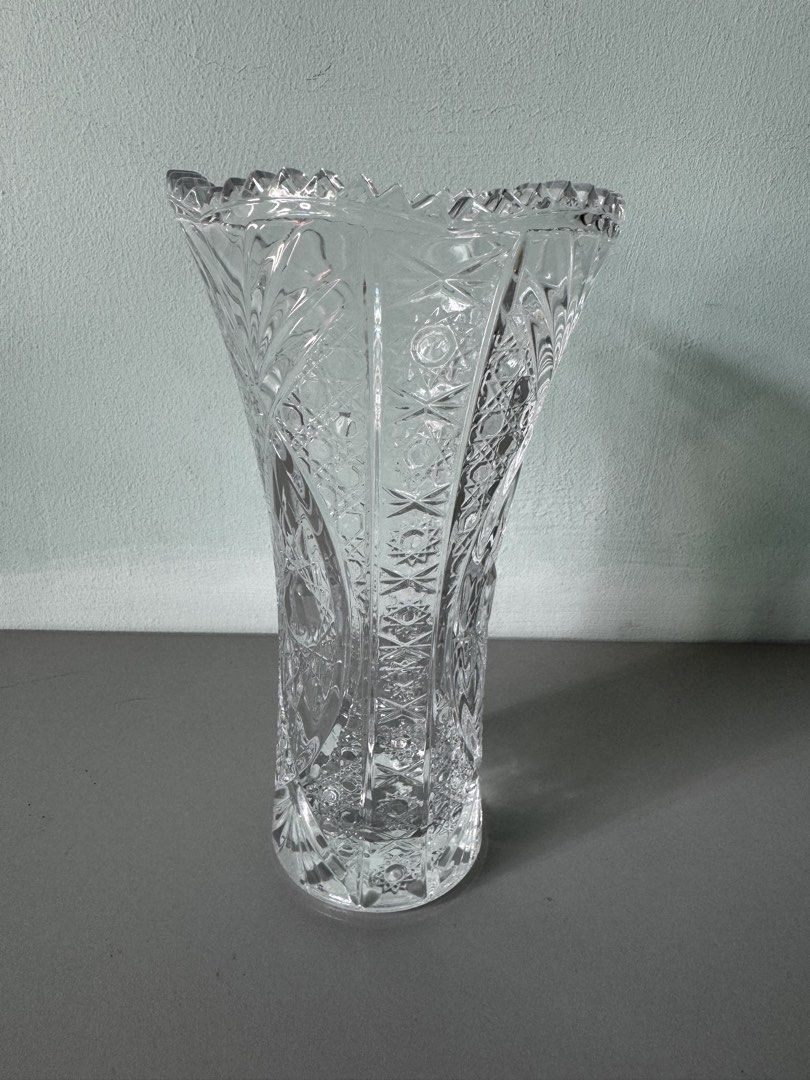 Crystal Glass Vase (Category: Vases & Decorative Bowls) located in Singapore. Submitted by felicartz (Listing ID 1437759294, Image 1). Description: Never used. Height: 22cm Opening: 11cm .