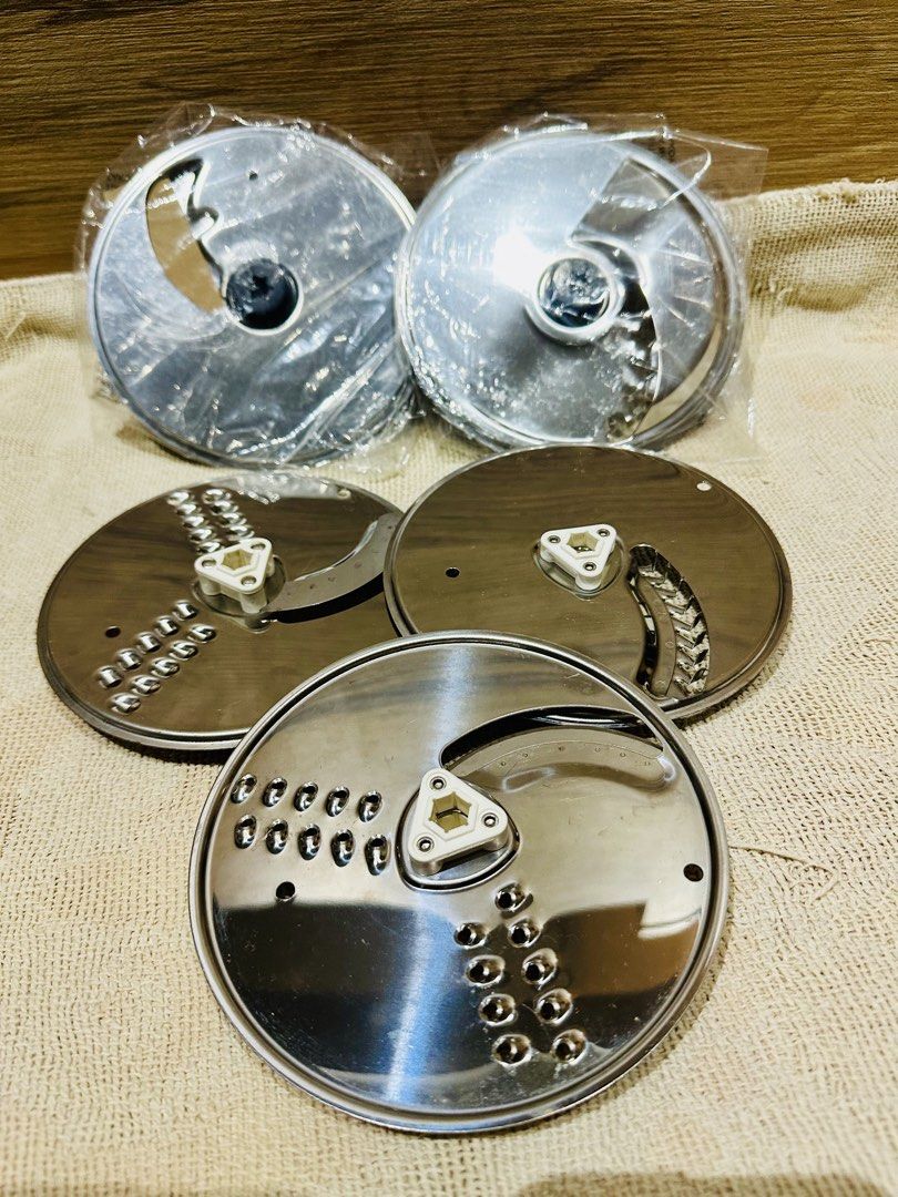 Kenwood AT640 Food Processor Attachment (Optional Add-On)Moving out Clearance❗️ (Category: Juicers, Blenders & Grinders) located in Singapore. Submitted by teddyjones (Listing ID 1440011755, Image 2). Description: Selling Kenwood AT640 food processor attachment with 10 interchangeable blades/discs + original box. Compatible with Kenwood Chef series mixers. 📦 Included: * Kenwood AT640 food processor attachment * 10 blades/discs total * Original s