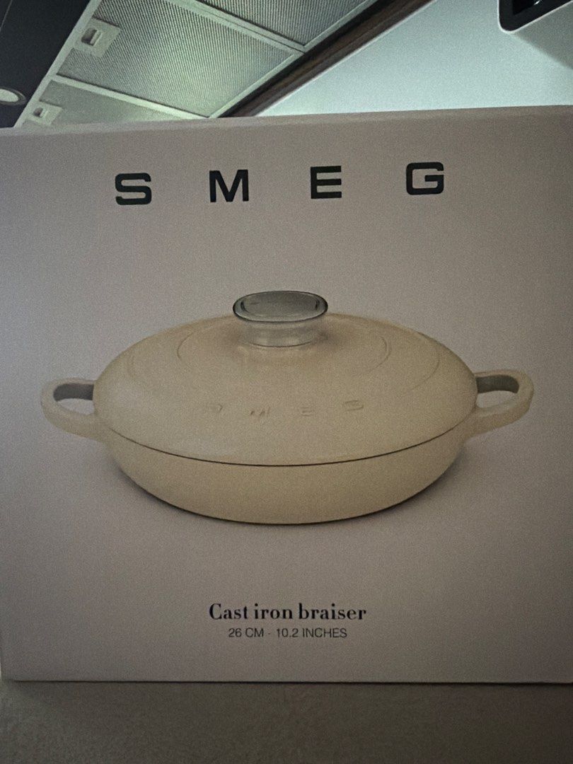 SMEG Cast Iron Braiser 26cm - Cream (Category: Cookware & Accessories) located in Singapore. Submitted by ml_brow (Listing ID 1440302666, Image 3). Description: - SMEG Cast Iron Braiser - Size: 26cm (10.2 inches) - Color: Cream - Oven Safe: Up to 260°C - Hob Compatibility: Induction - Ideal for: Slow cooking, braising - Includes: Glass lid, original box.