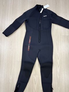 Brand new 5mm neoprene wet suit