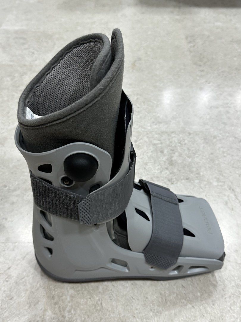 Aircast AirSelect Short Walker Boot (Category: Braces, Support & Protection) located in Singapore. Submitted by polarbear6043 (Listing ID 1445905946, Image 3). Description: Size: Medium Free delivery provided. Can also self-pick up at AMK Ave 5 Blk 602 / Lentor MRT / YCK MRT.