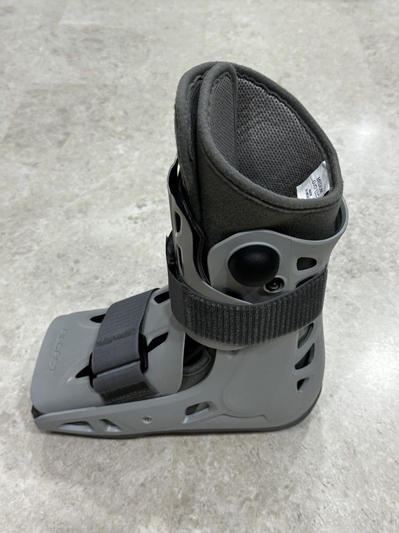 Aircast AirSelect Short Walker Boot (Category: Braces, Support & Protection) located in Singapore. Submitted by polarbear6043 (Listing ID 1445905946, Image 4). Description: Size: Medium Free delivery provided. Can also self-pick up at AMK Ave 5 Blk 602 / Lentor MRT / YCK MRT.