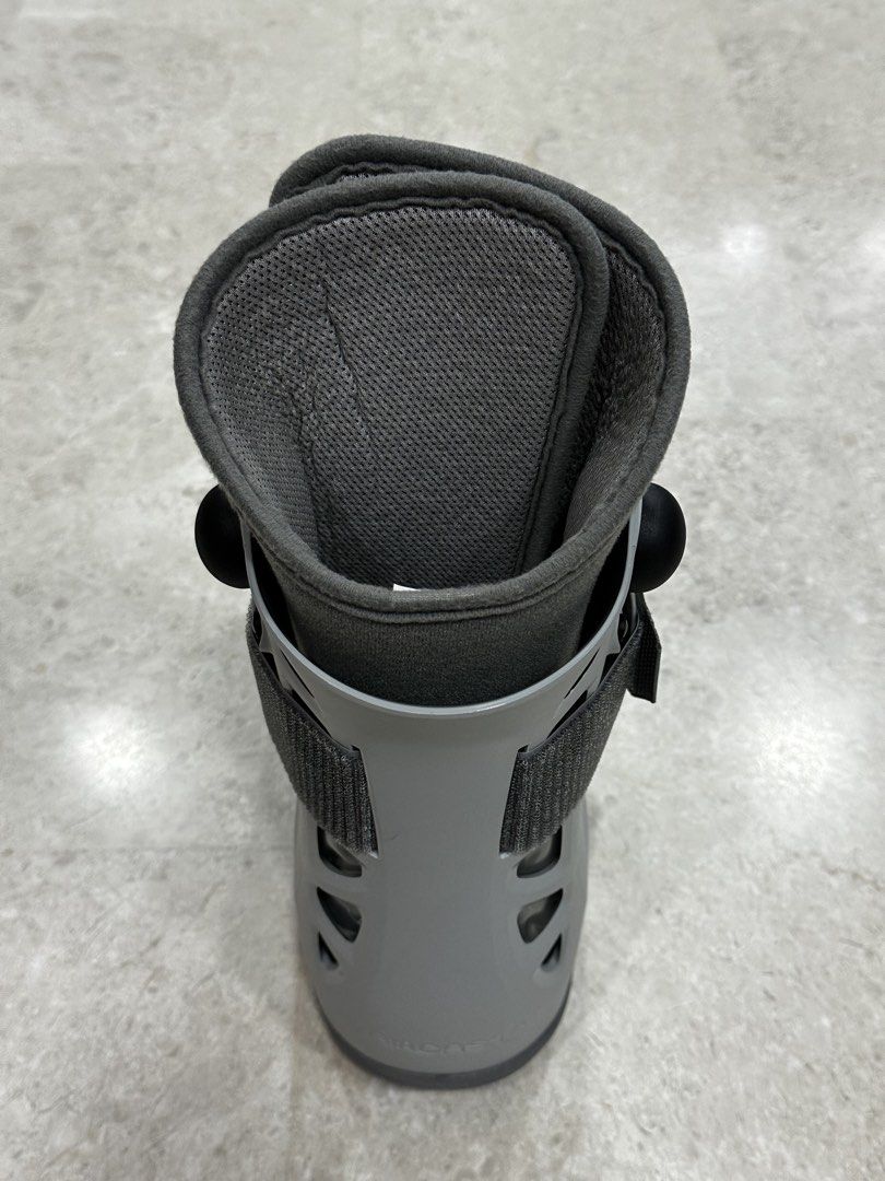 Aircast AirSelect Short Walker Boot (Category: Braces, Support & Protection) located in Singapore. Submitted by polarbear6043 (Listing ID 1445905946, Image 5). Description: Size: Medium Free delivery provided. Can also self-pick up at AMK Ave 5 Blk 602 / Lentor MRT / YCK MRT.