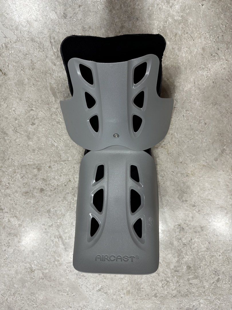Aircast AirSelect Short Walker Boot (Category: Braces, Support & Protection) located in Singapore. Submitted by polarbear6043 (Listing ID 1445905946, Image 10). Description: Size: Medium Free delivery provided. Can also self-pick up at AMK Ave 5 Blk 602 / Lentor MRT / YCK MRT.