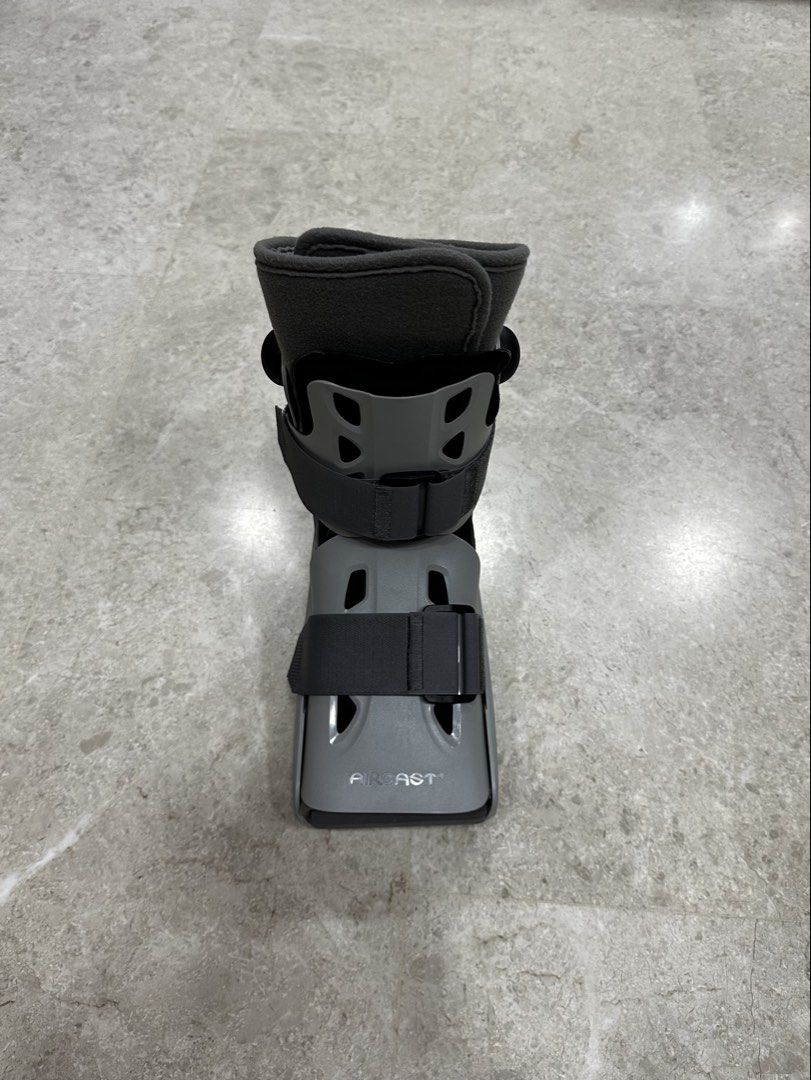 Aircast AirSelect Short Walker Boot (Category: Braces, Support & Protection) located in Singapore. Submitted by polarbear6043 (Listing ID 1445905946, Image 1). Description: Size: Medium Free delivery provided. Can also self-pick up at AMK Ave 5 Blk 602 / Lentor MRT / YCK MRT.