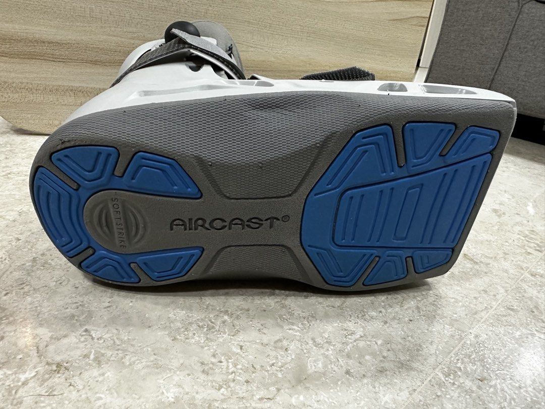 Aircast AirSelect Short Walker Boot (Category: Braces, Support & Protection) located in Singapore. Submitted by polarbear6043 (Listing ID 1445905946, Image 2). Description: Size: Medium Free delivery provided. Can also self-pick up at AMK Ave 5 Blk 602 / Lentor MRT / YCK MRT.