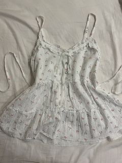 White Floral Tiered babydoll top cami tie back waist cinching with Ruffle Trim japan shoujo girl coquette brandy melville hollister zara 2000s vintage Abercrombie y2k 90s summer top eurosummer