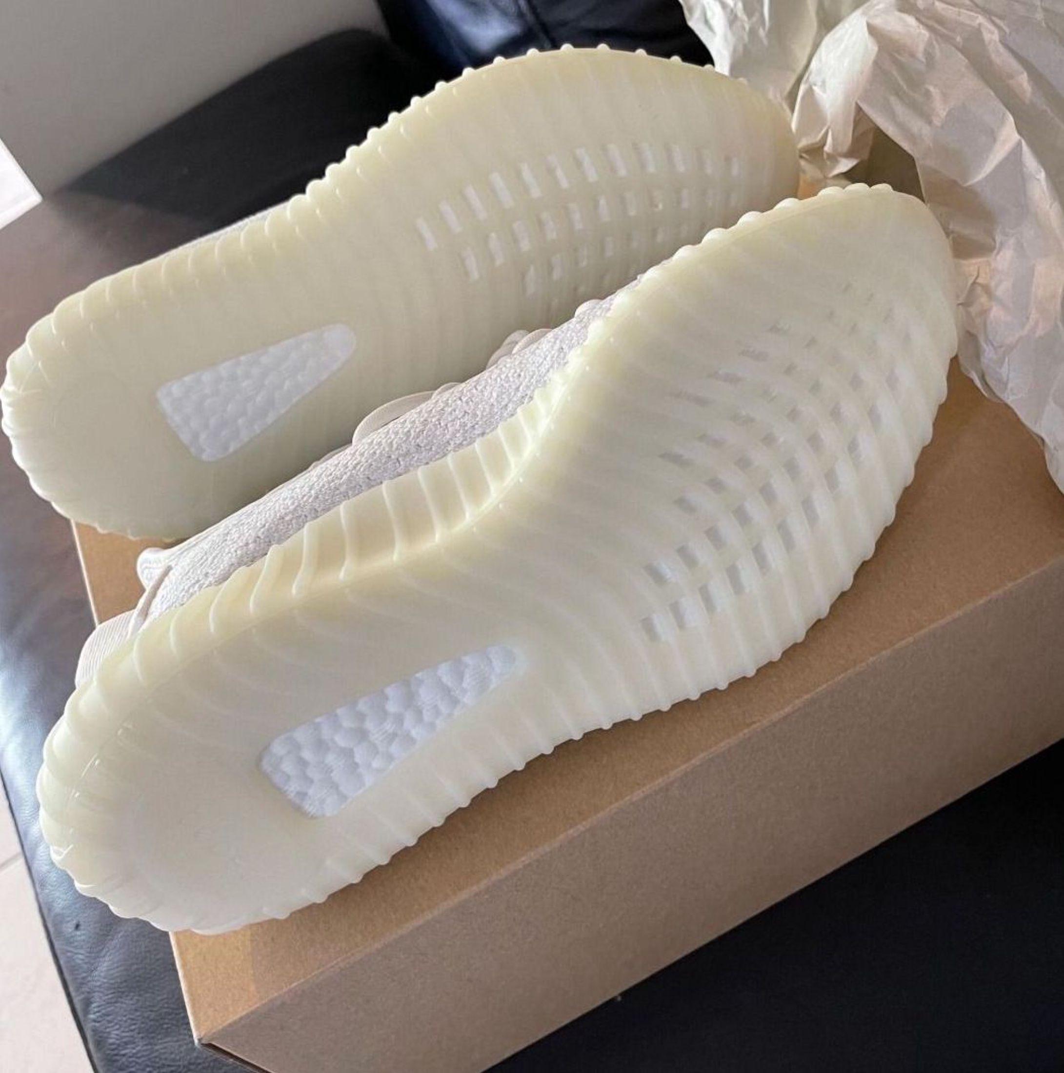 adidas originals Yeezy Boost 350 V2 Ice Cream Triple White (Category: Sneakers) located in Singapore. Submitted by beswiftwolf (Listing ID 1449137377, Image 5). Description: ▎Adidas Brand Store ▎adidas originals Yeezy Boost 350 V2 Ice Cream Triple White ☑ Brand New ☑ Free shipping (J&T/Ninja Van) ☑ Cash on delivery Process: Order → 3-day confirm → Ship → Pay on delivery Please confirm size first 🙏.