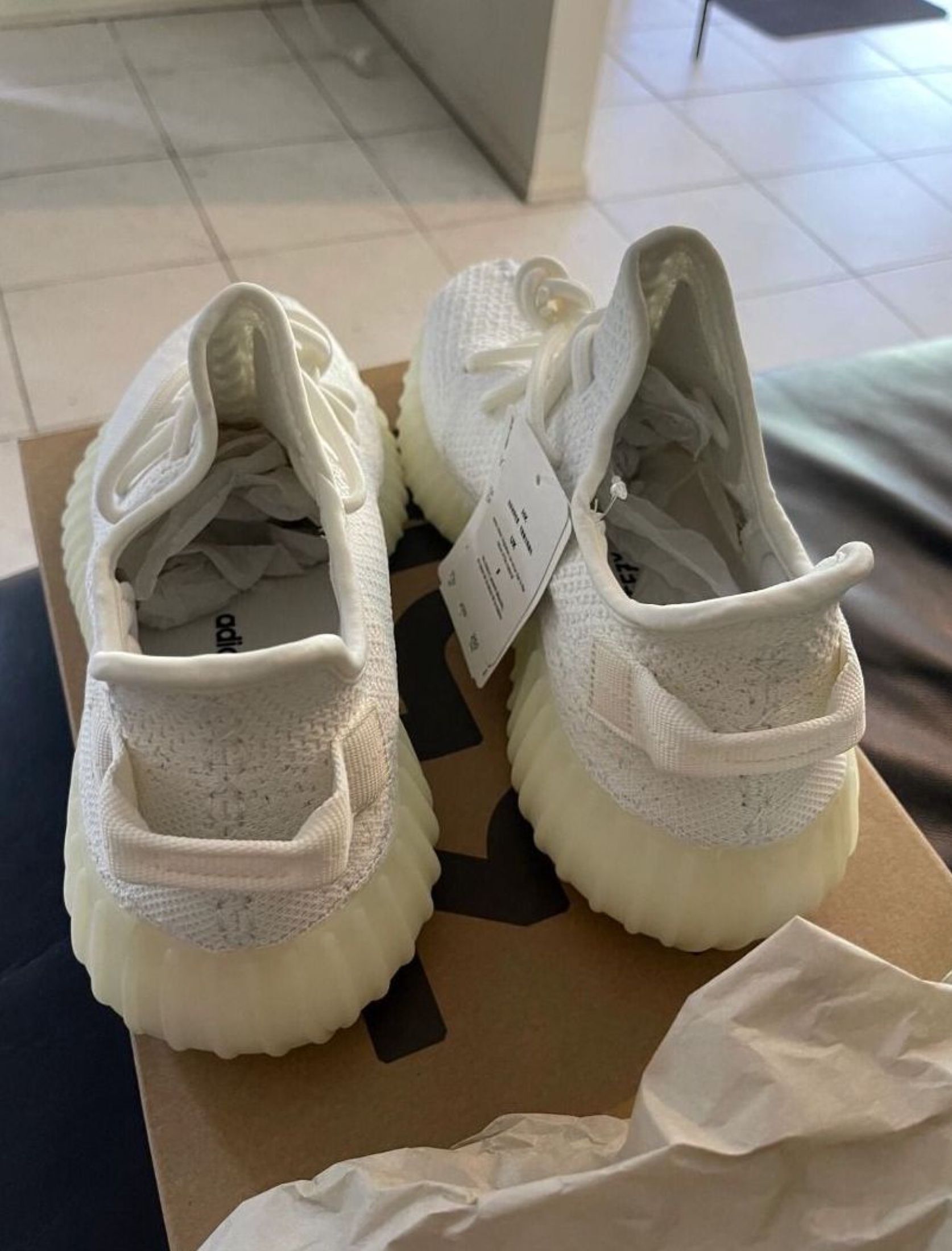 adidas originals Yeezy Boost 350 V2 Ice Cream Triple White (Category: Sneakers) located in Singapore. Submitted by beswiftwolf (Listing ID 1449137377, Image 3). Description: ▎Adidas Brand Store ▎adidas originals Yeezy Boost 350 V2 Ice Cream Triple White ☑ Brand New ☑ Free shipping (J&T/Ninja Van) ☑ Cash on delivery Process: Order → 3-day confirm → Ship → Pay on delivery Please confirm size first 🙏.