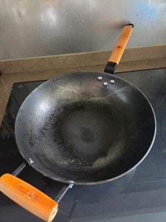 La gourmet Nitrigan 30cm Cast Iron Wok with Long Wooden Handle + Helper Handle