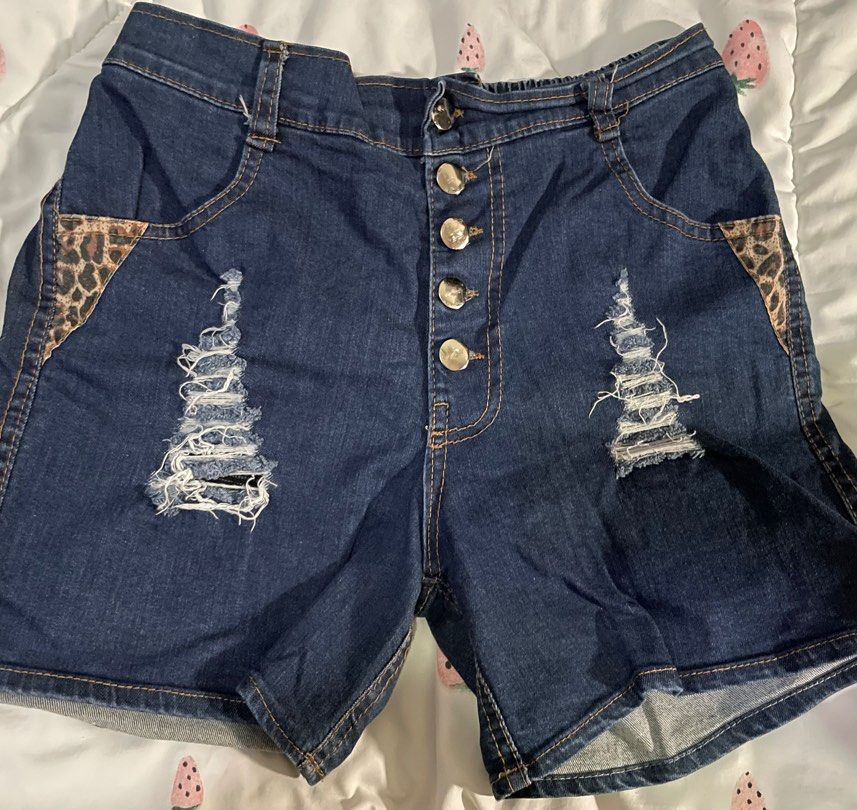 leopard print denim shorts (Category: Shorts) located in Singapore. Submitted by elyszn (Listing ID 1412408400, Image 1). Description: - dm me for precise measurements - only worn once so the buttons have some scratches .