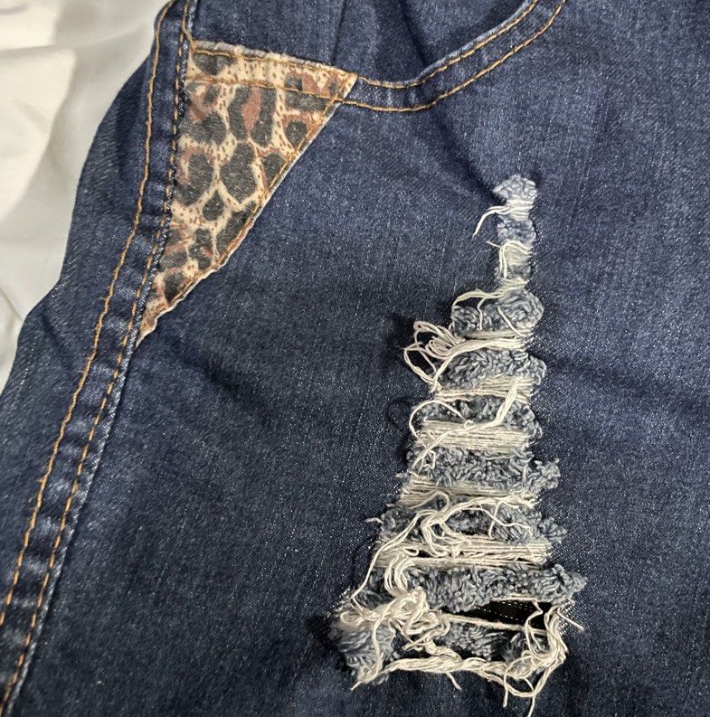 leopard print denim shorts (Category: Shorts) located in Singapore. Submitted by elyszn (Listing ID 1412408400, Image 3). Description: - dm me for precise measurements - only worn once so the buttons have some scratches .