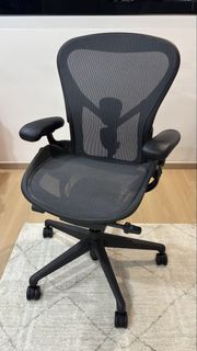 Herman Miller Aeron Remastered PostureFit Size B Graphite Chair
