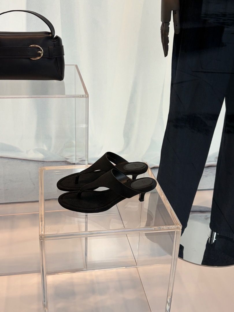 H&M Black Kitten Heel Thong Sandals (Category: Sandals) located in Singapore. Submitted by wildflowerhm19 (Listing ID 1447729191, Image 4). Description: Black thong sandals with kitten heels. Soft touch, Easy to slip on. Great for dressing up or down. Never worn size 4 sold out online now! Too big for me Free postage .