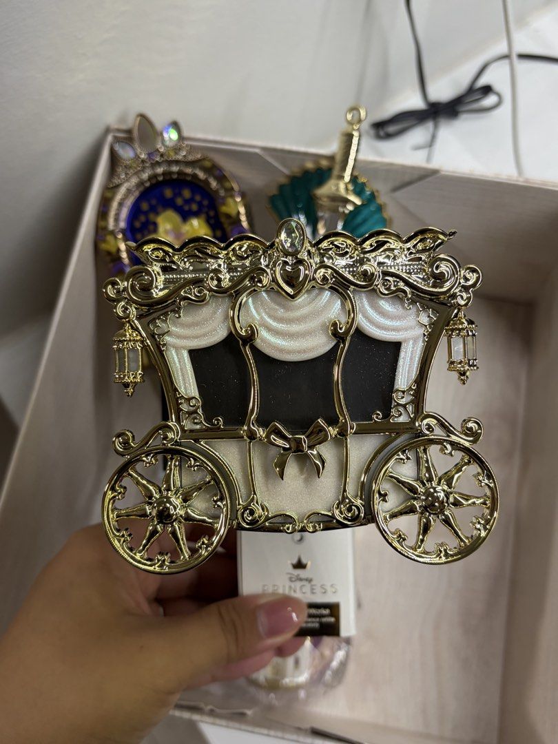 Bath & Body Works Disney Princess Cinderella Carriage Projector (Category: Fragrance & Deodorants) located in Singapore. Submitted by pinkylulu.sg (Listing ID 1452022848, Image 4). Description: - Bath & Body Works Wallflower Plug - Features Cinderella's Carriage design - Projects a magical light show - Part of the Disney Princess collection - Compatible with Wallflower refills - Adds Disney magic to any room 📌Voltage converter 220-110v is requir