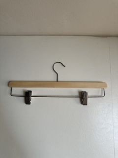 Wooden Hangers with Clips * 4