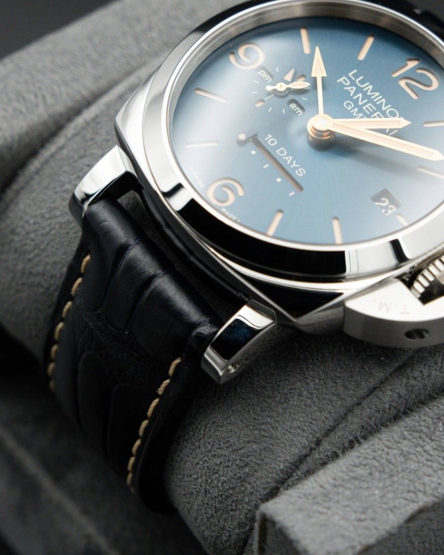 Panerai PAM00689 Luminor 1950 Automatic 10 Days Boutique Blue 44mm 2016 Full Set Like New Pam689 (Category: Watches) located in Singapore. Submitted by gdtimepieces (Listing ID 1452196311, Image 2). Description: ** Open to trades up/down! ** Shop Based Hi all, up for sales today is a Panerai PAM00689 Luminor 1950. A boutique-exclusive limited edition of just 300 pieces, featuring a gorgeous blue sunburst sandwich dial and Panerai’s impressive in-