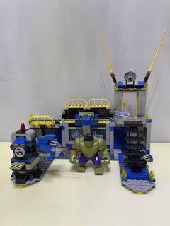 Lego hulk lab smash 76018 selling as is