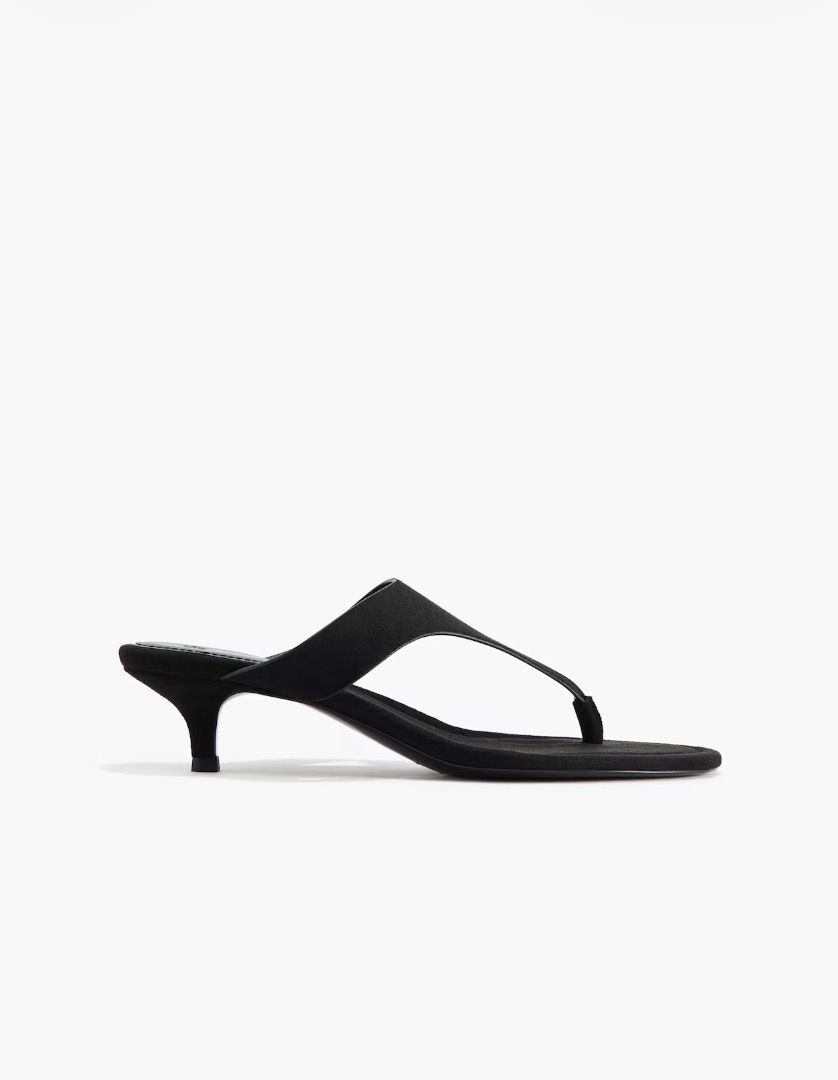 H&M Black Kitten Heel Thong Sandals (Category: Sandals) located in Singapore. Submitted by wildflowerhm19 (Listing ID 1447729191, Image 1). Description: Black thong sandals with kitten heels. Soft touch, Easy to slip on. Great for dressing up or down. Never worn size 4 sold out online now! Too big for me Free postage .