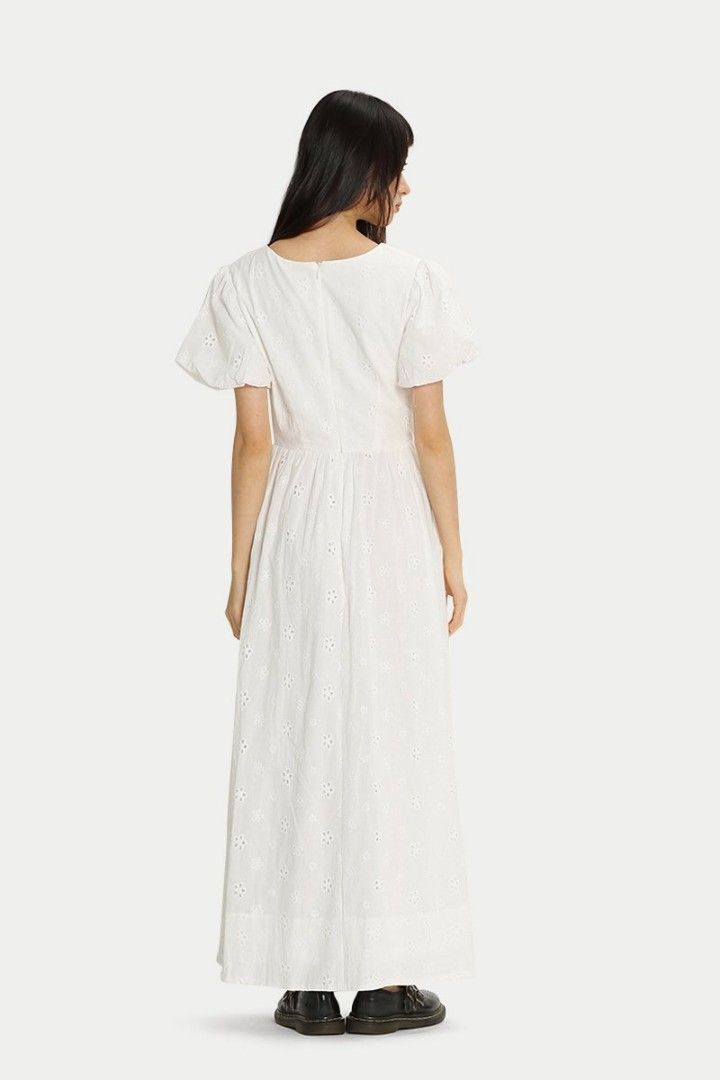 AFA Desiree Broderie Puff Sleeve Maxi Dress in White XS (Category: Dresses) located in Singapore. Submitted by getwells00n (Listing ID 1448184935, Image 2). Description: worn once! selling because i haven’t reached for this in awhile and i gotta declutter my wardrobe :’) tagged XS, size chart in last pic.