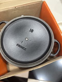 Le Creuset France 18 Cast Iron Dutch Oven