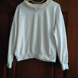 Milky Crewneck Sweatshirt with Lace Trim