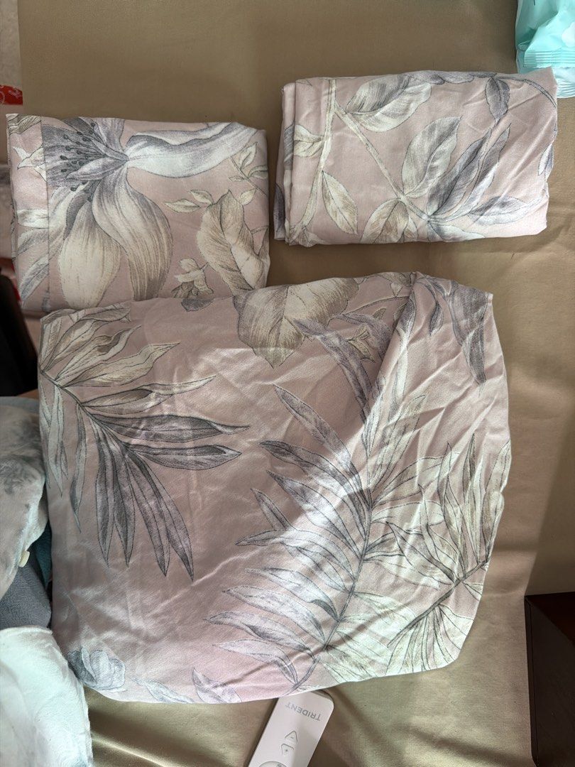 [Assorted Single Size] Fitted Bed Sheet with 1 Pillow Case & 1 Bolster Case (Category: Bedding & Towels) located in Singapore. Submitted by churates (Listing ID 1454757208, Image 2). Description: 2 designs available. Used lightly and kept clean. $5 per set (1 fitted sheet, 1 pillow case 1 bolster case).