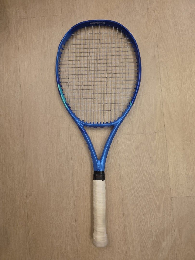 Yonex EZONE 98 Tour L3 grip (Category: Racket & Ball Sports) located in Singapore. Submitted by chthh (Listing ID 1455638159, Image 1). Description: Condition: 9/10 315g 6pt HL.