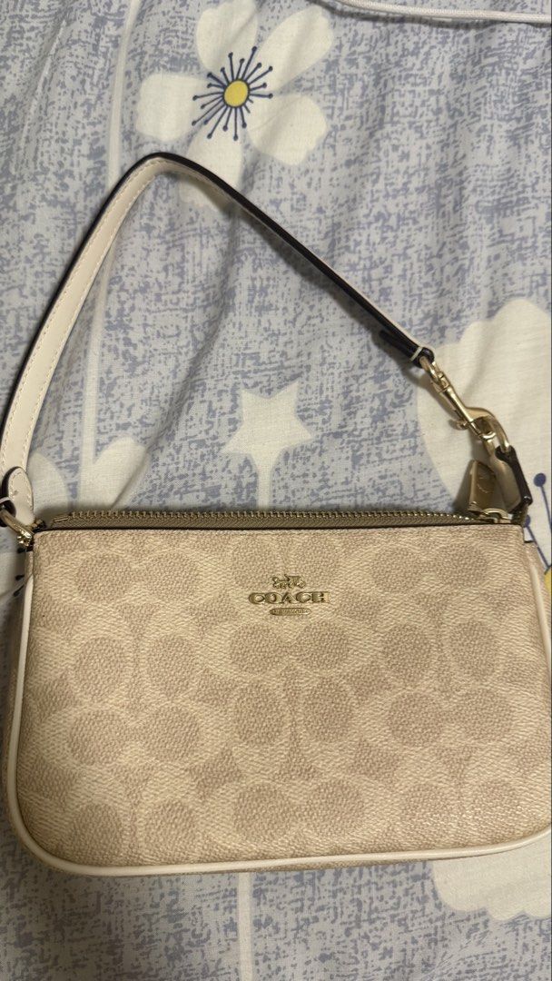coach bag (Category: Shoulder Bags) located in Singapore. Submitted by skibidisussss (Listing ID 1455820253, Image 1). Description: used for a few months good condition selling for $120 og retail is $200.