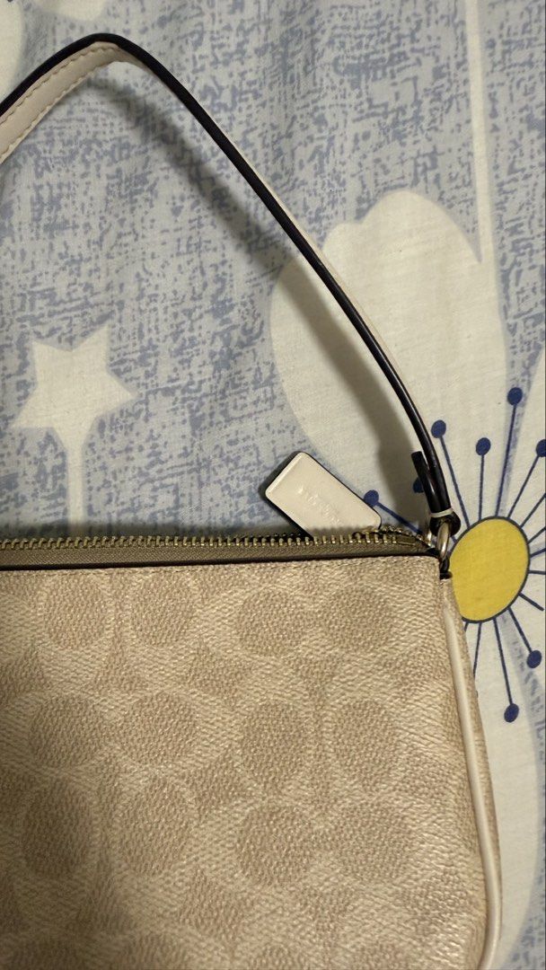 coach bag (Category: Shoulder Bags) located in Singapore. Submitted by skibidisussss (Listing ID 1455820253, Image 2). Description: used for a few months good condition selling for $120 og retail is $200.