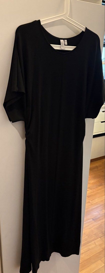 Black & Other Stories Midi Dress (Category: Dresses) located in Singapore. Submitted by nosy5780877 (Listing ID 1456492276, Image 2). Description: - Brand: & Other Stories - Color: Black - Style: Midi Dress - Sleeves: Short - Fit: Relaxed - Features: Side gathered detail - Occasion: Versatile, easy to dress up or down.