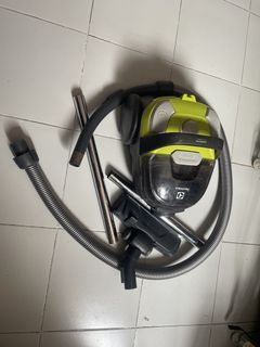 Electrolux Compactor Cyclonic Vacuum Cleaner Z1231