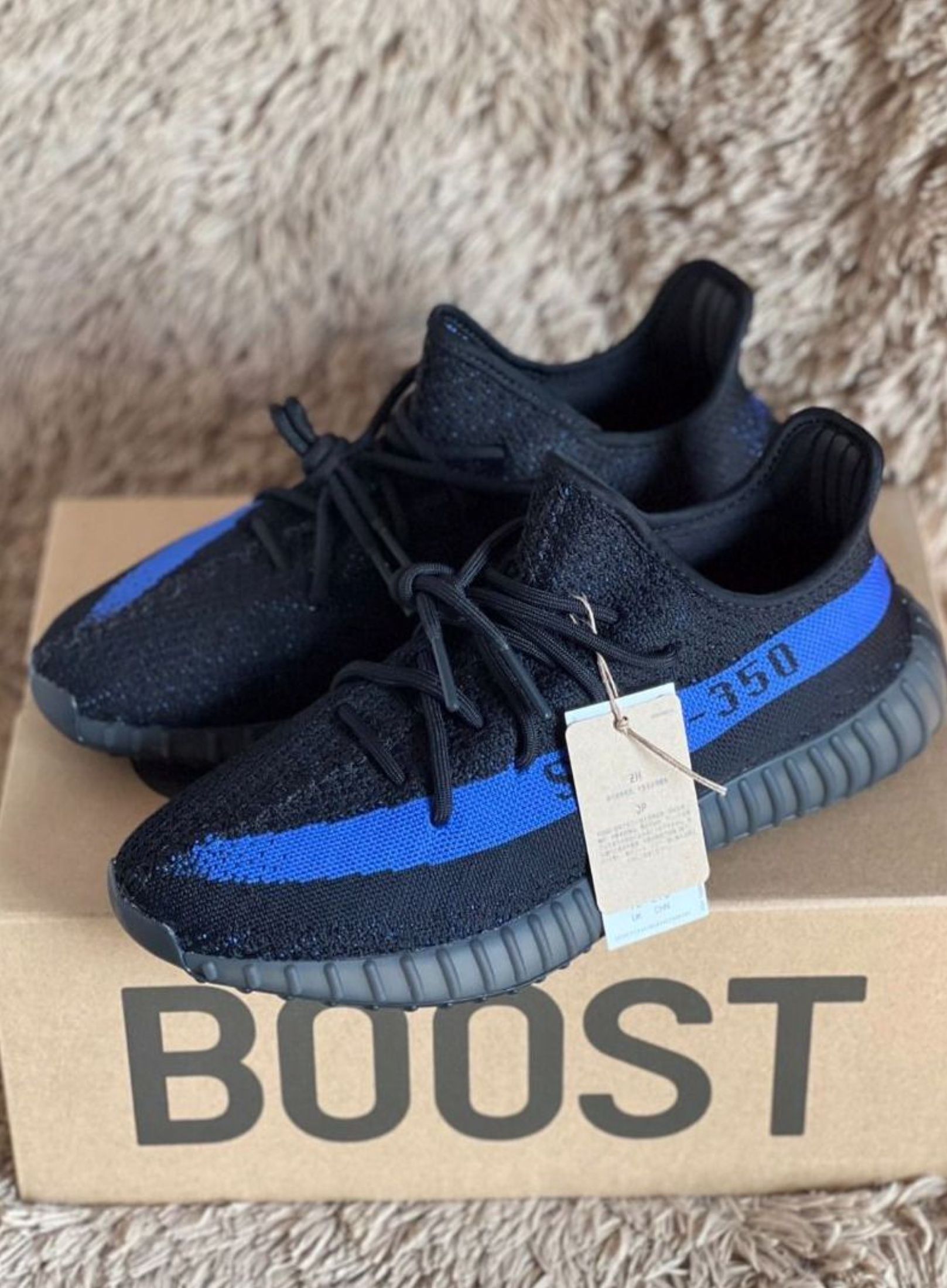 adidas originals Yeezy Boost 350 V2 Dazzling Blue Sports Fabric Black Blue (Category: Sneakers) located in Singapore. Submitted by whappygem (Listing ID 1456694779, Image 4). Description: 🙋 FAQ 1️⃣ What sizes for Adidas adidas originals Yeezy Boost 350 V2 Dazzling Blue Sports Fabric Black Blue? → Chat me 2️⃣ Shipping? → Free via J&T/Ninja Van 3️⃣ Payment? → Cash on delivery 4️⃣ How to confirm? → Photos in ~3 days Any other questions? 💬.