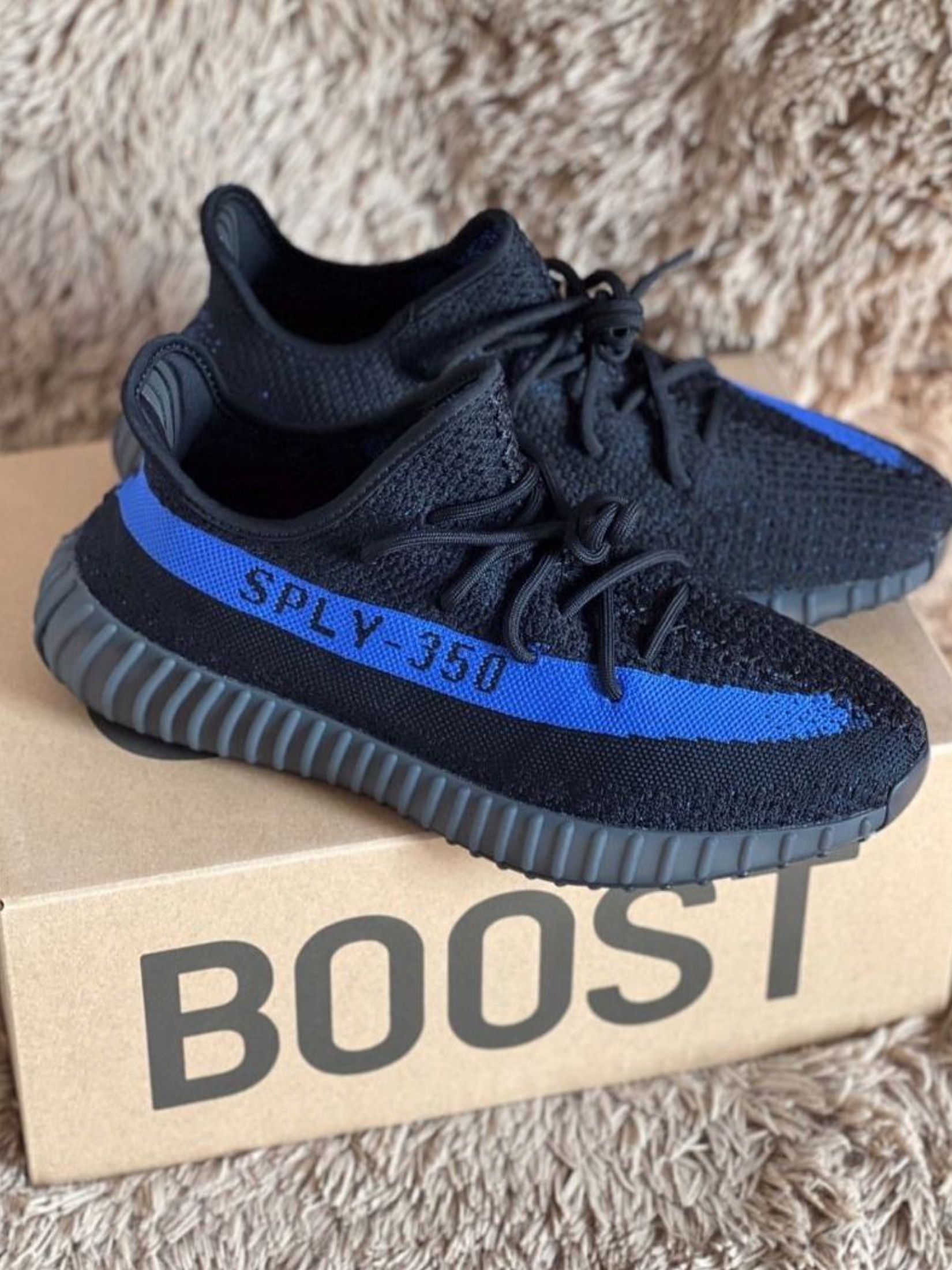 adidas originals Yeezy Boost 350 V2 Dazzling Blue Sports Fabric Black Blue (Category: Sneakers) located in Singapore. Submitted by whappygem (Listing ID 1456694779, Image 1). Description: 🙋 FAQ 1️⃣ What sizes for Adidas adidas originals Yeezy Boost 350 V2 Dazzling Blue Sports Fabric Black Blue? → Chat me 2️⃣ Shipping? → Free via J&T/Ninja Van 3️⃣ Payment? → Cash on delivery 4️⃣ How to confirm? → Photos in ~3 days Any other questions? 💬.