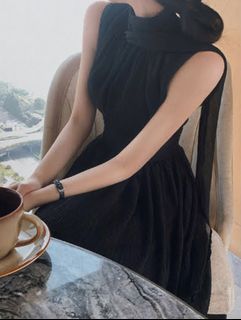 Maronnie Sleeveless Black Pleated High Neck Dress