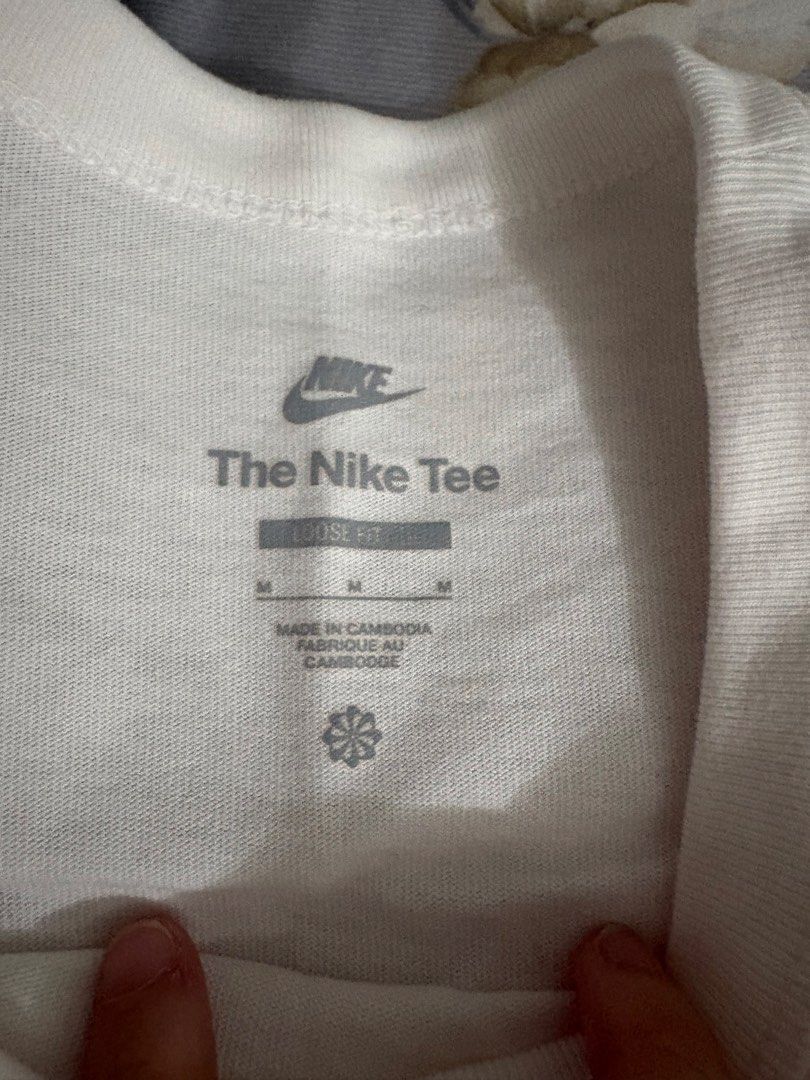 Nike Sportswear Premium Essentials Men's T-Shirt (Category: Tshirts & Polo Shirts) located in Singapore. Submitted by mintyboba (Listing ID 1458011936, Image 3). Description: - White Nike Sportswear Premium Essentials Men's T-shirt - slightly oversized - Original rtp: S$59 - delivery / meetup.