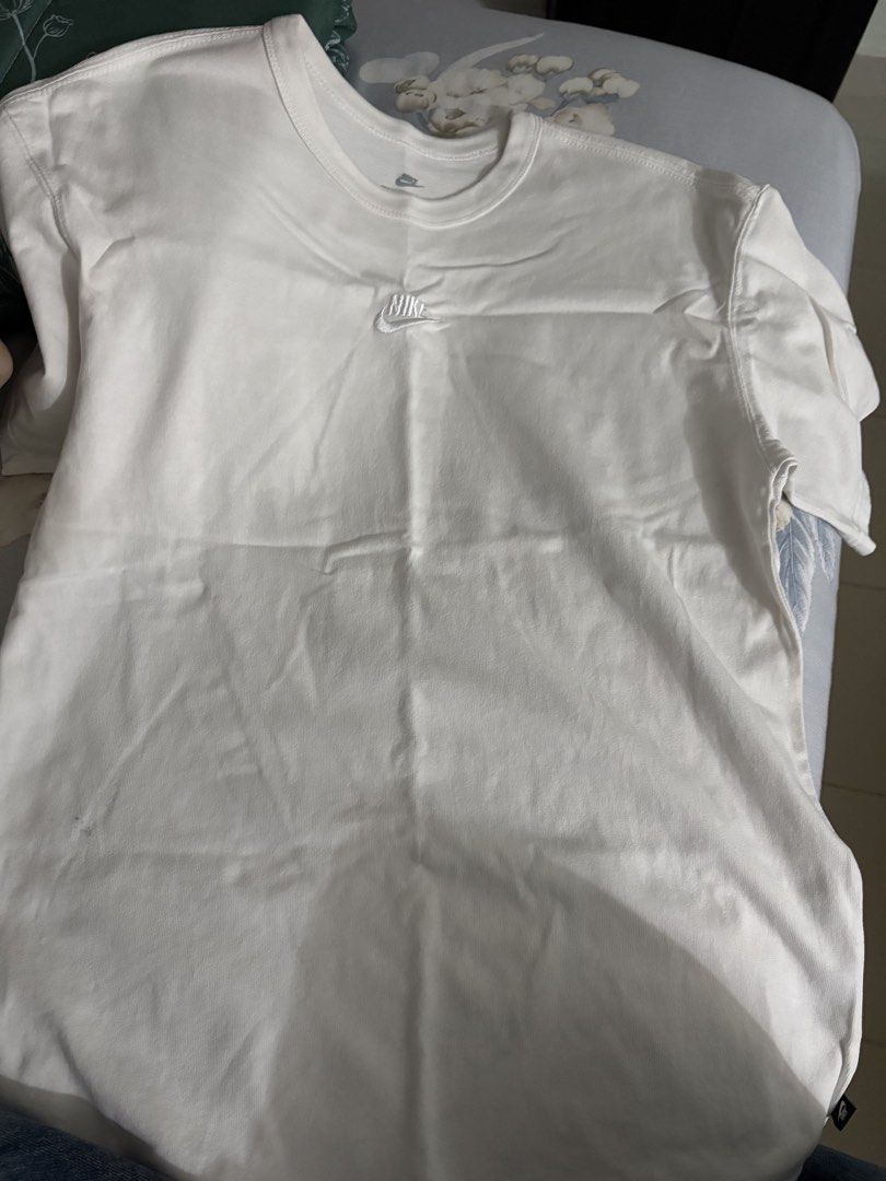 Nike Sportswear Premium Essentials Men's T-Shirt (Category: Tshirts & Polo Shirts) located in Singapore. Submitted by mintyboba (Listing ID 1458011936, Image 2). Description: - White Nike Sportswear Premium Essentials Men's T-shirt - slightly oversized - Original rtp: S$59 - delivery / meetup.