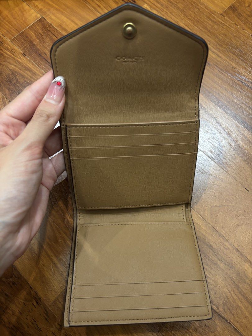 Coach wallet (Category: Wallets & Card Holders) located in Singapore. Submitted by k4yatoast (Listing ID 1458808060, Image 3). Description: Discolouration around the button as shown Well used, not for fussy buyers. Authentic .