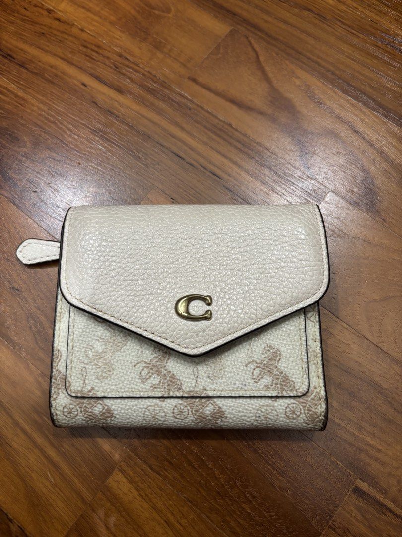 Coach wallet (Category: Wallets & Card Holders) located in Singapore. Submitted by k4yatoast (Listing ID 1458808060, Image 1). Description: Discolouration around the button as shown Well used, not for fussy buyers. Authentic .