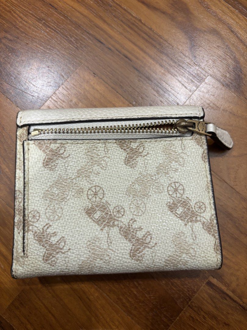 Coach wallet (Category: Wallets & Card Holders) located in Singapore. Submitted by k4yatoast (Listing ID 1458808060, Image 2). Description: Discolouration around the button as shown Well used, not for fussy buyers. Authentic .