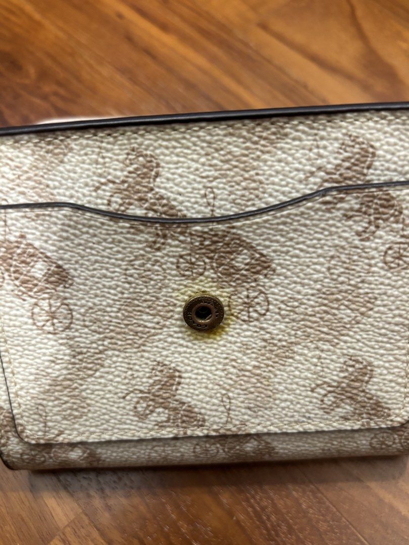 Coach wallet (Category: Wallets & Card Holders) located in Singapore. Submitted by k4yatoast (Listing ID 1458808060, Image 4). Description: Discolouration around the button as shown Well used, not for fussy buyers. Authentic .