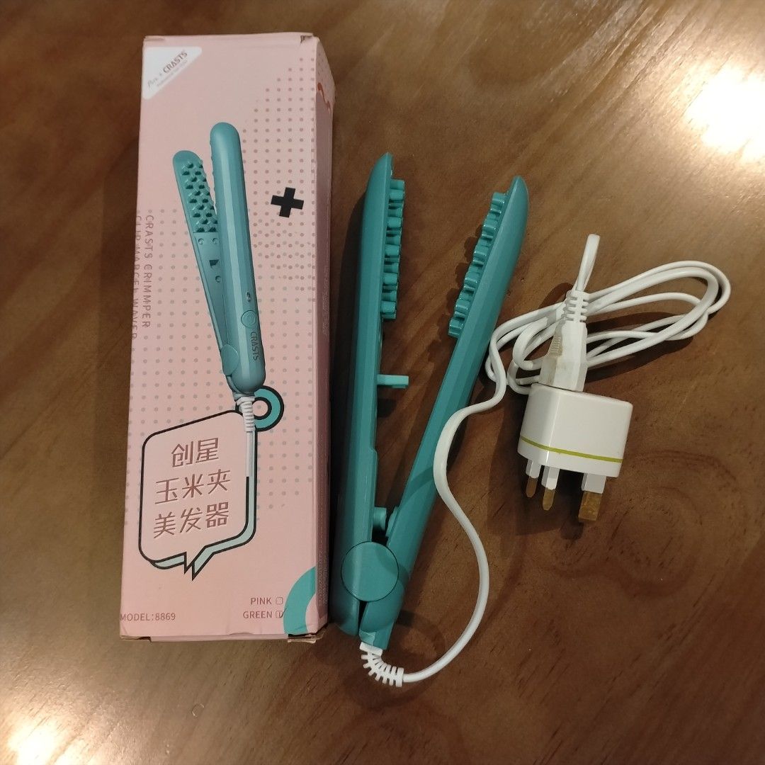 CRASTS Crimper Model 8869 - Green (Category: Hair) located in Singapore. Submitted by adore.tan (Listing ID 1453952056, Image 1). Description: - CRASTS Mini Hair Crimper - Model: 8869 - Color: Green - Compact size, ideal for travel or on-the-go styling - Includes power plug.